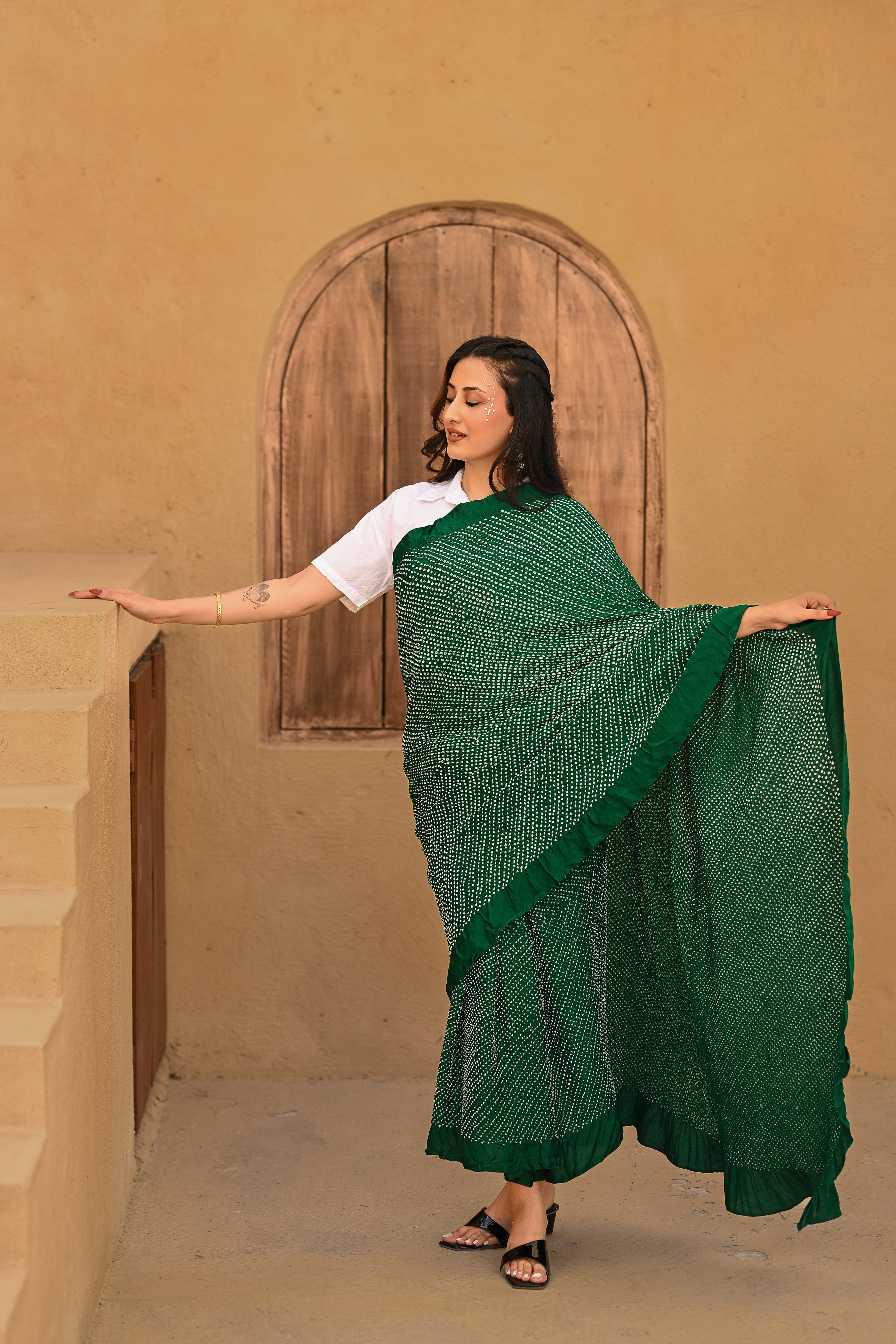 GREEN ETERNAL DOT SILK BANDHANI SAREE